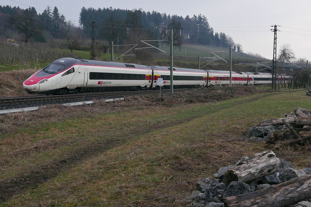 In der Nhes des Lindauer Ortsteils Schnau befindet sich ETR 610 114 am 10.03.2021 als ECE 198 auf der Fahrt von Mnchen nach Zrich.