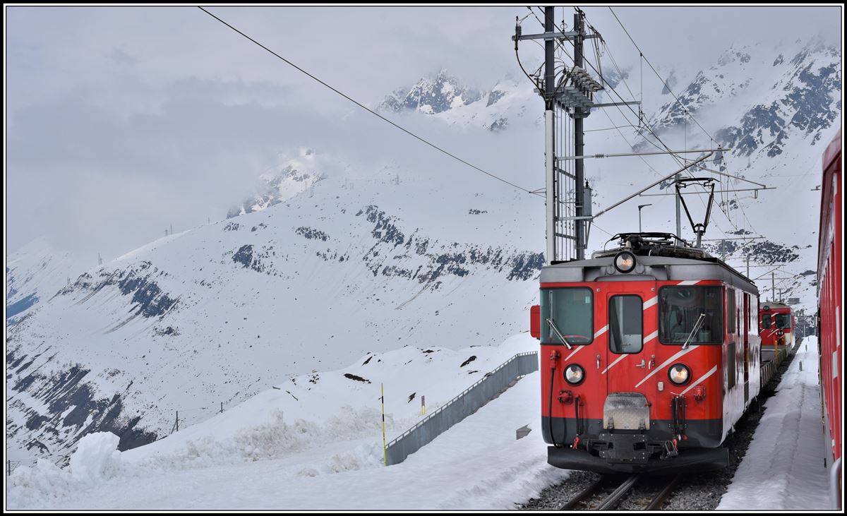 In Nätschen kommt uns eine Autozug mit einem weiteren Deh 4/4, zwei Autotransportwagen (mit einem Auto !)und einem Steuerwagen entgegen. (10.04.2019)