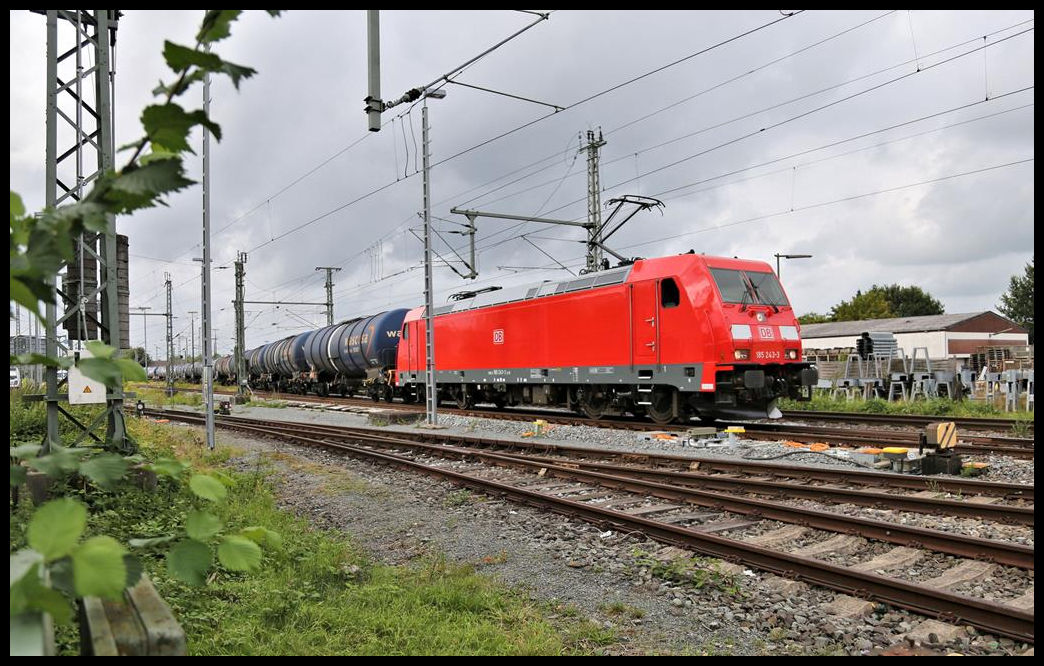 In nagelneuer Lackierung verlässt hier die DB 185243-3 mit einem Wascosa Kesselwagen Zug am 17.08.2021 um 17.30 Uhr den HBF Oldenburg in Richtung Bremen.