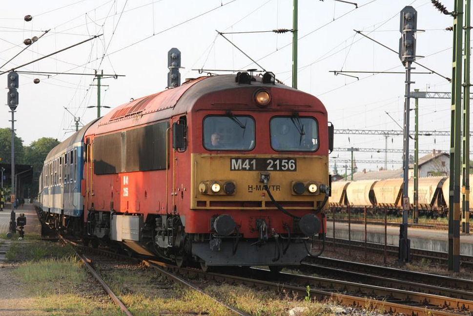 In Nagykanizsa fährt am 18.05.2011 M 412156 von H-MAVTR mit einem Personenzug in Richtung Balaton ein.