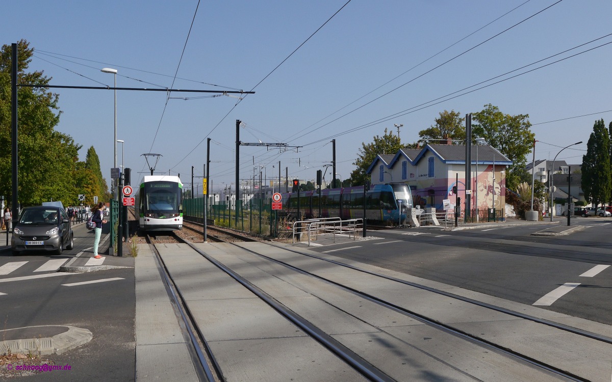 In Nantes-Doulon verlaufen die Tramstrecke der TAN und die Tram-Trainstrecke der SNCF parallel jeweils zweispurig.
Tram TAN-361 (ADTranz-Bombardier Incentro) verkehrt als Ligne 1 nach Francois-Mitterand.
Rechts der nicht mehr in Betrieb befindliche SNCF-Bahnhof Doulon. Hier ist heute eine Abstellanlage für Tram-Trainzüge.
2014-07-19 Nantes Doulon