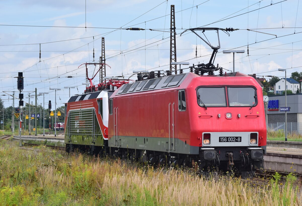In Naumburg rangierten 143 056 und 156 002. Im Hintergrund rangierte noch 204 900-5 einige Loks.

Naumburg 11.08.2021