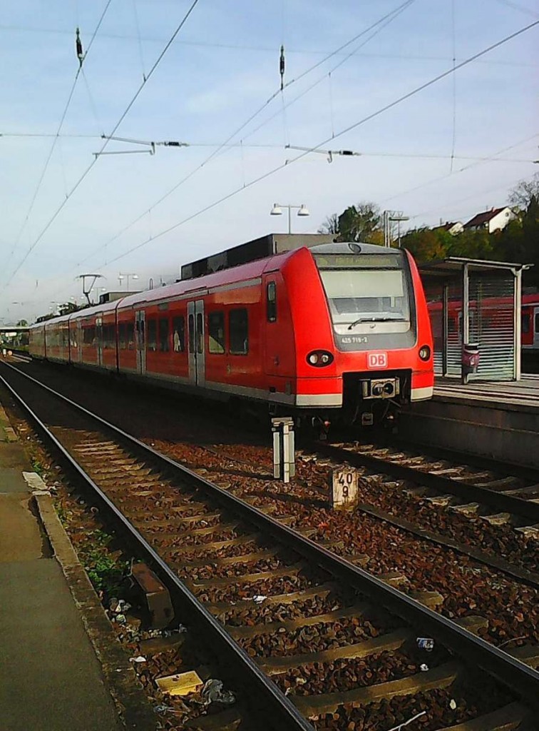 In Neckarelz steht der 425 719-2 an Gleis 2 mit der Zielanzeigeranschrift Bitte nicht Einsteigen. 28.11.2015