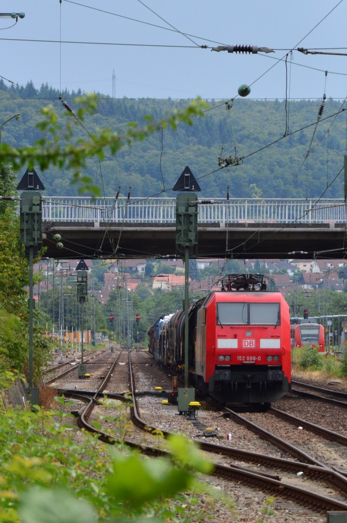 In Neckarelz steht am Samstag den 18.7.2015 die 152 098-0 mit einem Mischer abgestellt.