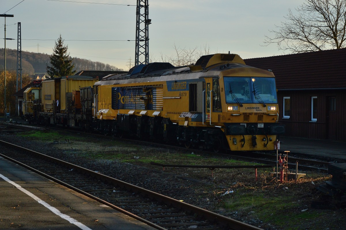 In Neckarelz war am Samstag den 6.2.2016 die Schienenfräse 9980 9427 005-0 D-PAA von Porr Austriarail abgestellt, hier war sie gerade bei der Aufrüstung. 