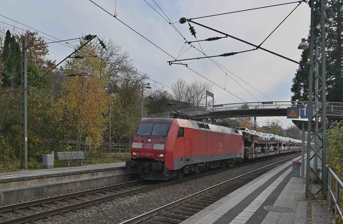 In Neckargerach ist die 152 100 mit dem Audizug Neckar abwärts unterwegs am Mittwoch den 10.11.2021