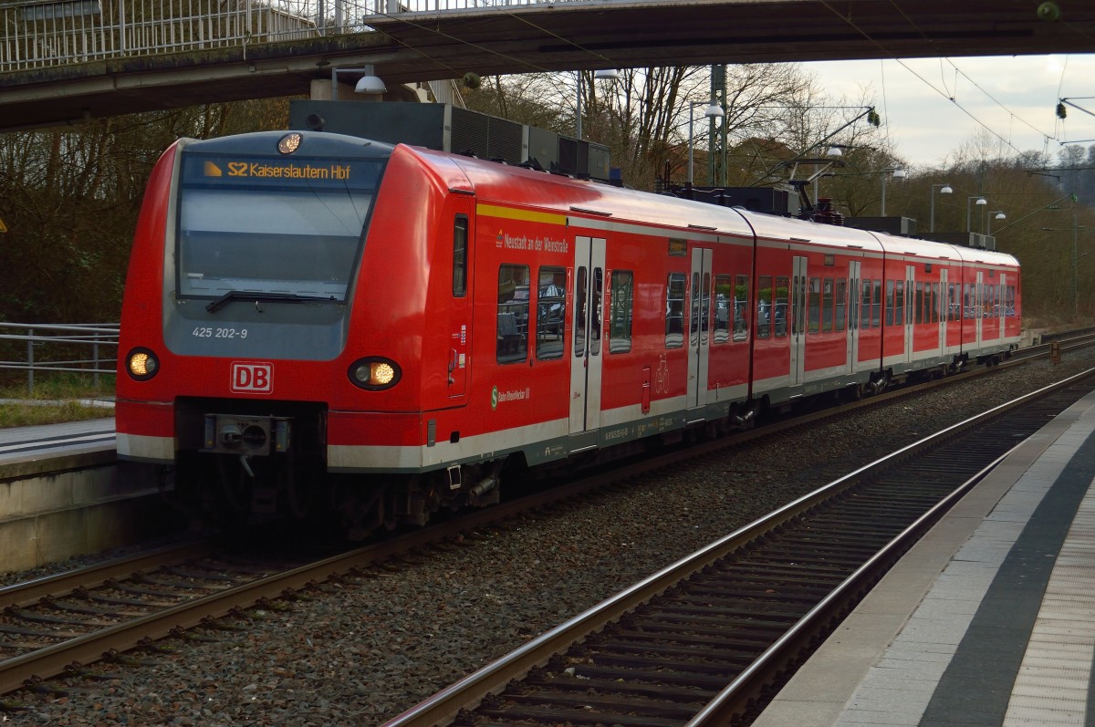 In Neckargerach ist gerade der 425 202-9  Neustadt an der Weinstraße  bei der Abfahrt in Richtung Zwingenberg Baden als S2 nach Kaiserslautern. 19.2.2014