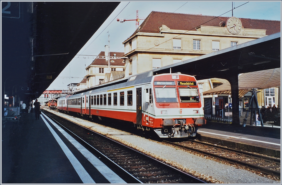 In Neuchâtel steht ein RVT TRN  NPZ mit dem Steuerwagen Abt 206 im Vordergrund, gefolgt von einem passenden Zwischenwagen und einem RBDe 4/4. 

Mai 2001