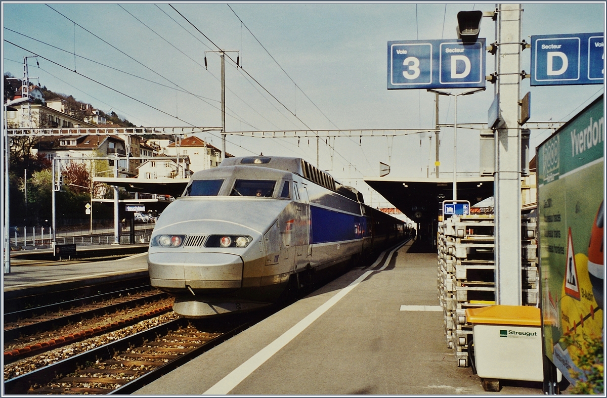 In Neuchâtel wartet der TGV 118, unterwegs von Bern nach Paris, auf die Weiterfahrt Richtung Pontarlier. 

Mai 2001