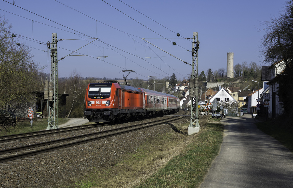 In Neudenau gibt es eine schöne Fotostelle, die aber nur sehr kurz im richtigen Licht liegt.
Erst im Schatten und dann schnell in der Gleisachse, die Sonne.
Eigentlich hatte ich mit einem  Quitschie  gerechnet, jedoch als die 147 018 mit n-Wagen von Osterburken um die Ecke bog, war die Freude umso größer.
Zufrieden wechselte ich dann die Fotostelle und im Hintergrund ist die Ruine Heriboldesburg zu sehen.(24.02.2018)