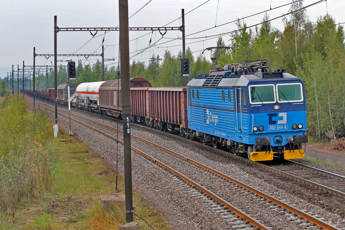 In neuem Farbkleid fährt die 363 004-9 in Kyjice mit einem gemischten Güterzug vorbei.Bild vom 11.9.2015