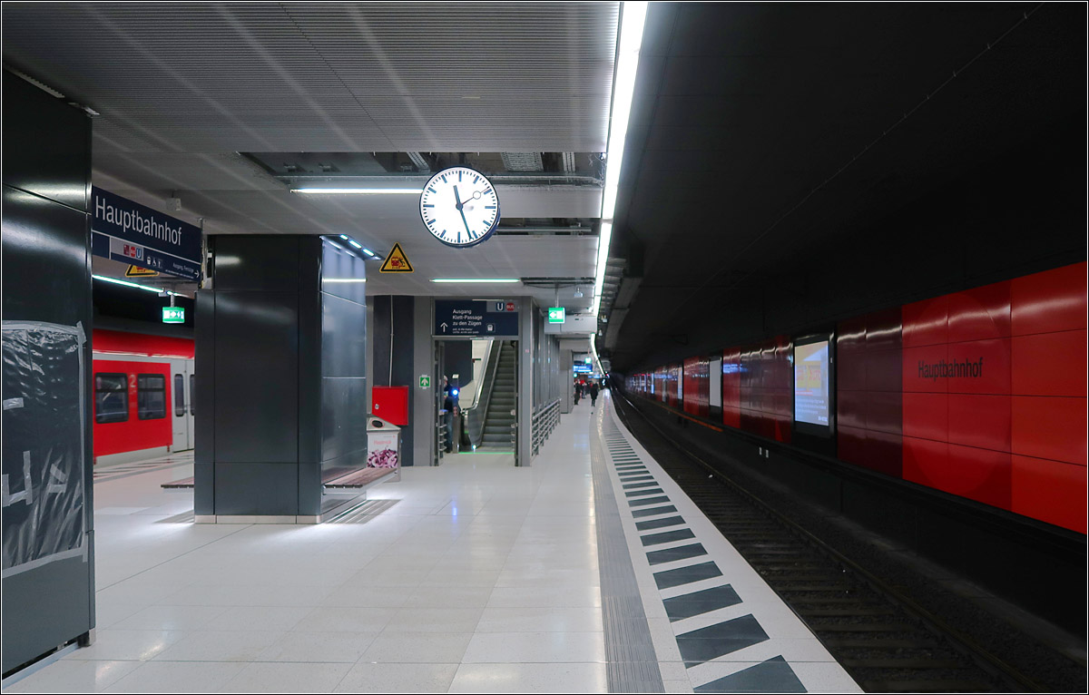 In neuem Gewand - 

... der S-Bahnhof unter dem Stuttgarter Hauptbahnhof. Noch sind nicht alle Arbeiten abgeschlossen, aber das neue Design wirkt durchaus ansprechend.

01.01.2022 (M)