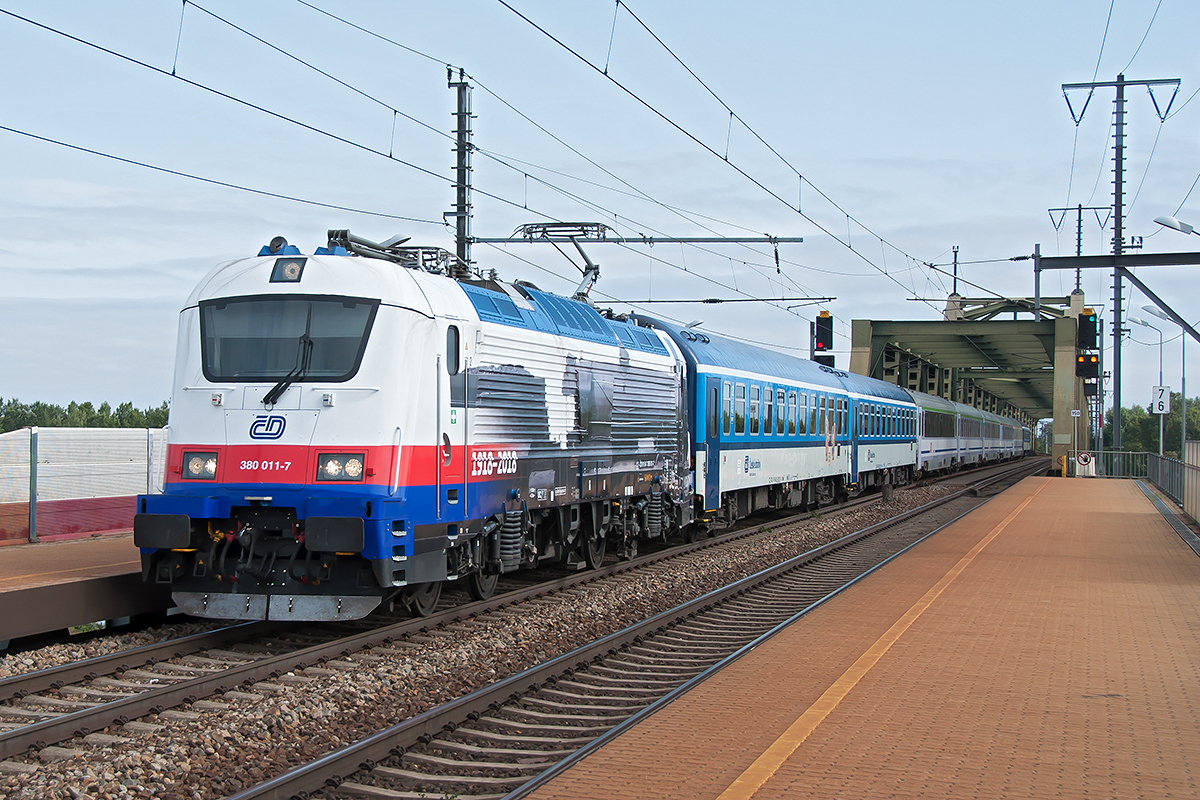 In neuen Farben präsentierte sich die CD Baureihe 380 011 mit dem EC 101  Moravia   (Katowice - Wien Hbf), am 02.09.2018 Vormittag in Wien Praterkai.