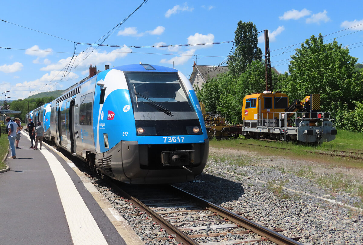 In Neussargues wird der TER (Train Express Regional) von Aurillac zum IC (Intercity) nach Clermond-Ferrand. Rauchpause und Zeit für einen Schwatz auf dem Bahnsteig. Neussargues, 26.5.2023