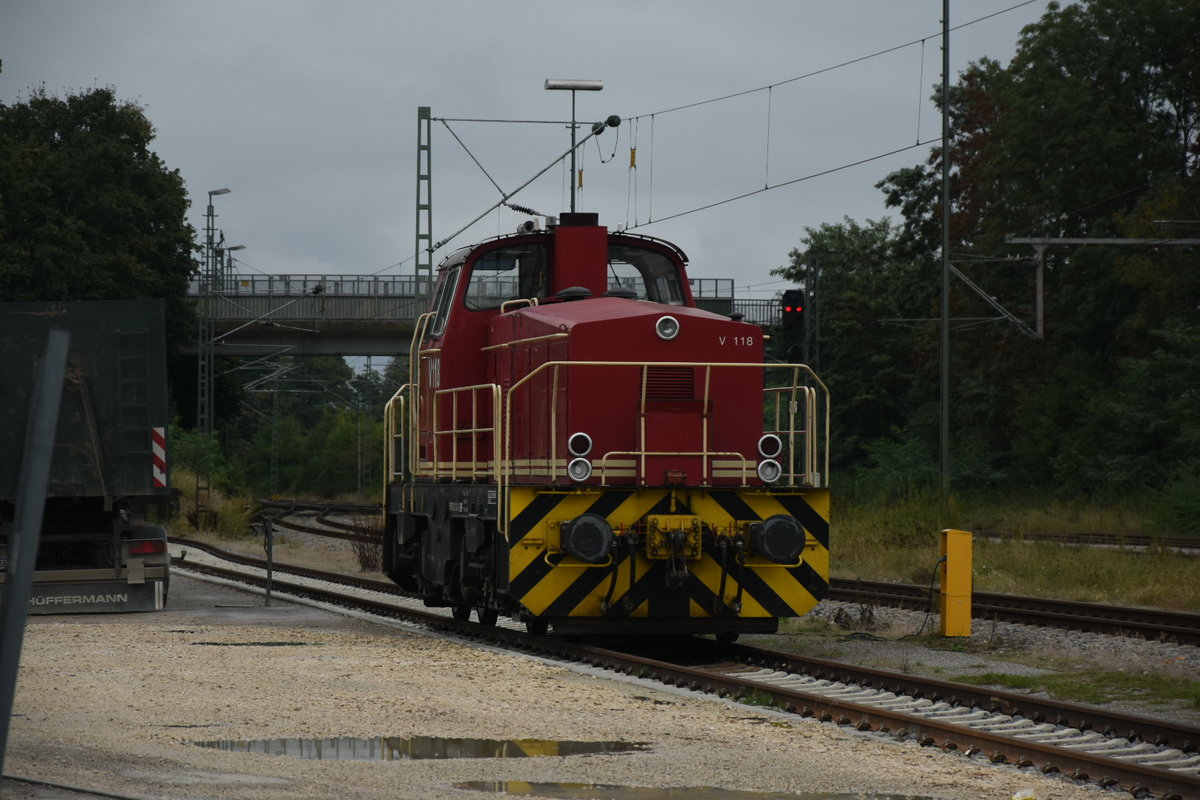In Neustadt an der Donau stand am Sonntag den 2.9.2018 eine mir unbekannte Diesellok mit der Kennung V118. Leider konnte ich die NVR-NR  nicht erkennen und rätsel mal das es sich um die HzL Kraus Maffei M 1200 BB handelt. 