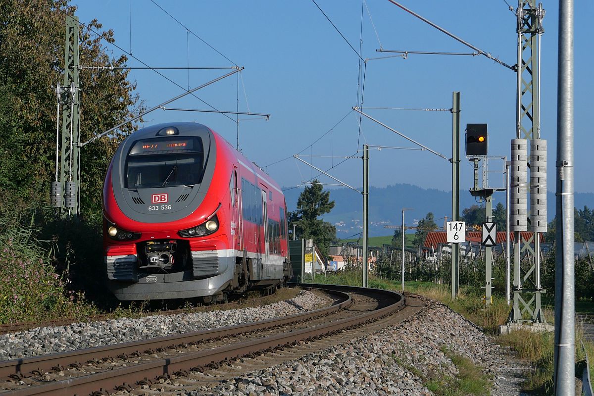 In der Nhe des Lindauer Ortsteils Schnau befindet sich 633 536 am 24.09.2021 als RE 77 / 3991 auf der Fahrt von Ulm nach Lindau-Insel. Aufnahmestandort an der im Bild rechts unten zu sehenden Leitplanke/Strae.