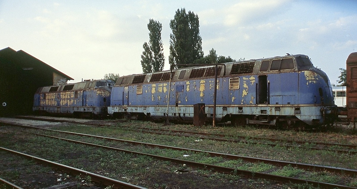 In nicht mehr dem allerbesten Zustand sind zwei der drei für Marschall Titos  Blauen Zug  von Krauss-Maffei 1957 an die JZ gelieferten Lokomotiven der Reihe 761 im Juni 2000 im Depot Subotica abgestellt. Bei ihnen handelt es sich um eine sechsachsige Variante der DB-V 200.