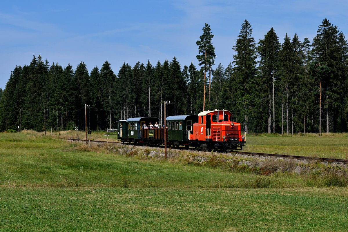 In Niederösterreich gibt es noch weitere mustergültig restaurierte Diesellok-Klassiker zu sehen. So zum Beispiel die 2091.09 des Waldviertler Schmalspurbahn Vereins, der einen Museumsbetrieb zwischen Alt Nagelberg und Heidenreichstein unterhält. Am 19. August 2018 konnte ich die besagte Lok vor dem Zug 2 bei Langegg fotografieren. 