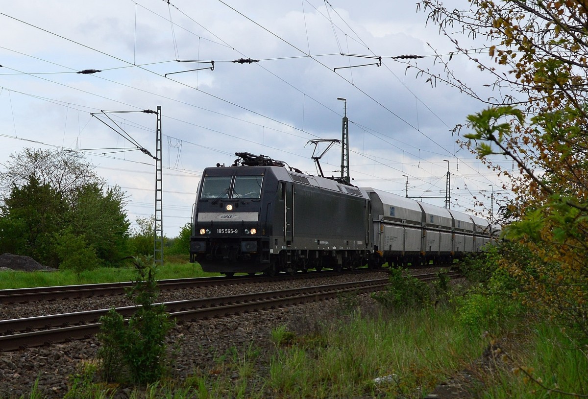 In Nievenheim kommt die 185 565-9 mit einem leeren GATX Massengutwagenzug in Richtung Neuss gefahren. 26.4.2015