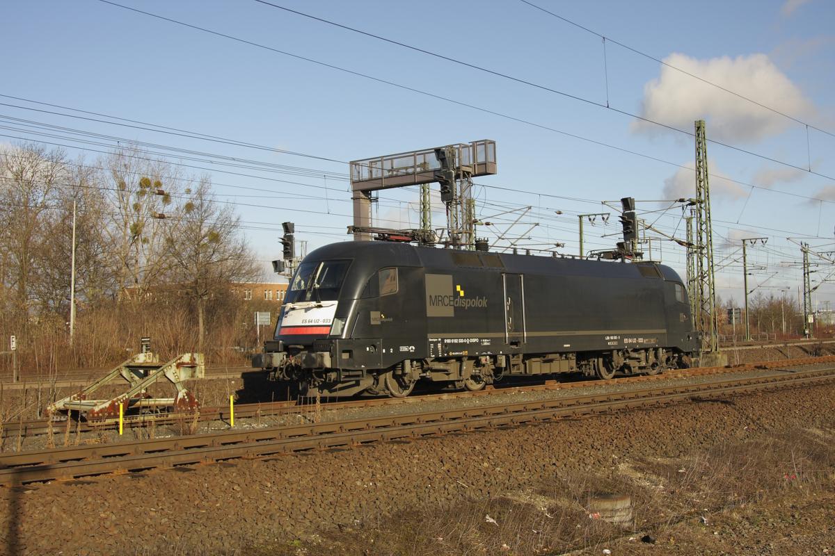 In der nördlichen Bahnhofseinfahrt des HBF Göttingen stand am 14.2.2018 der
MRCE Taurus ES 64 U2 - 033.