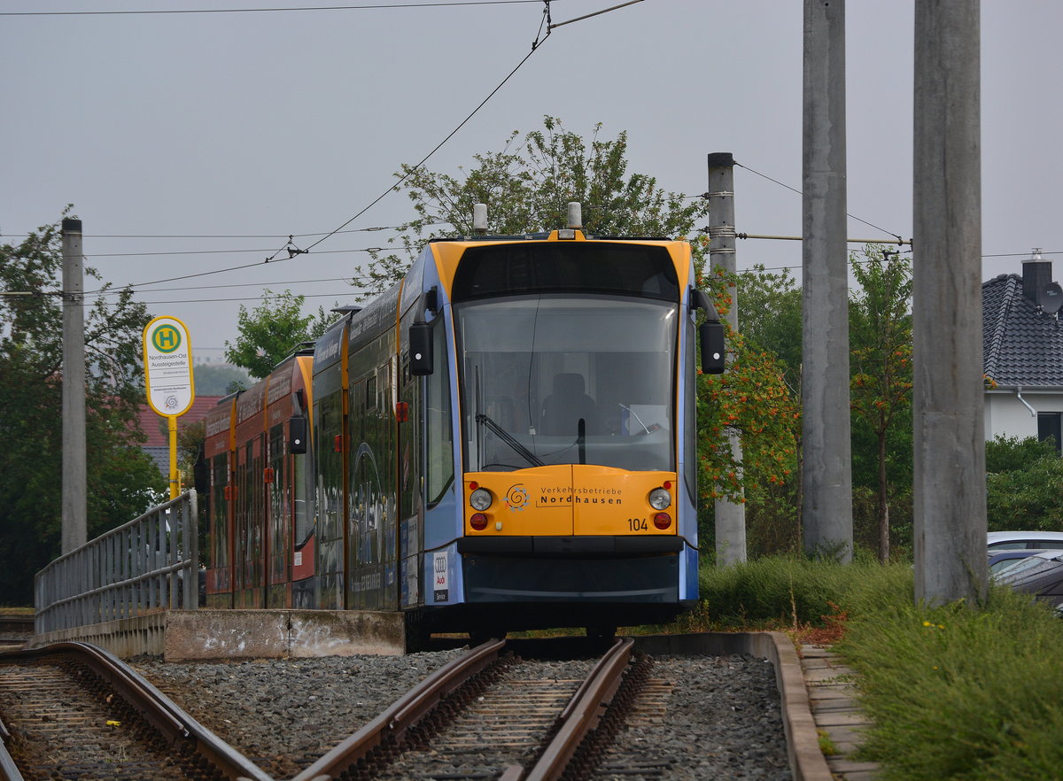 In Nordhausen Ost standen am 29.7.19 die Tw 105 und 104 abgestellt. Das Bild wurde von einem Überweg gemacht.

Nordhausen 29.07.2019