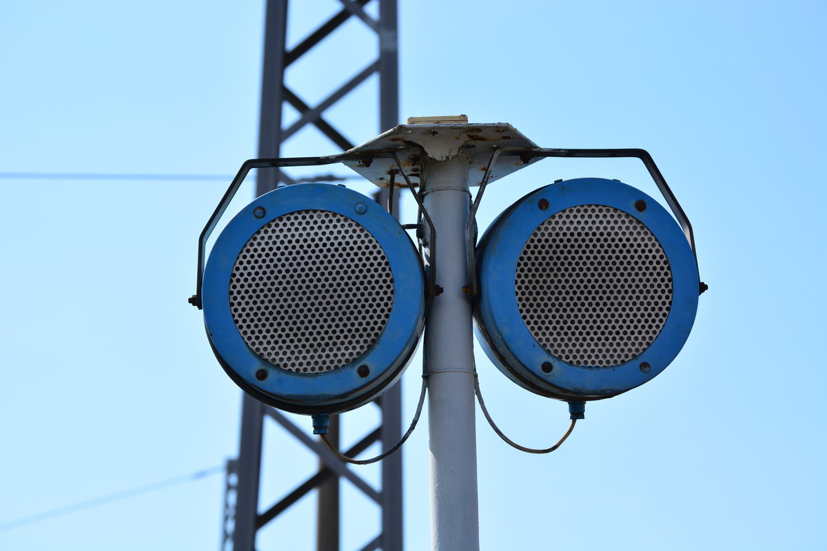 In Nordhausen sind mir am Gleis 5 sofort diese alten Lautsprecherboxen aufgefallen.

Nordhausen 02.08.2018