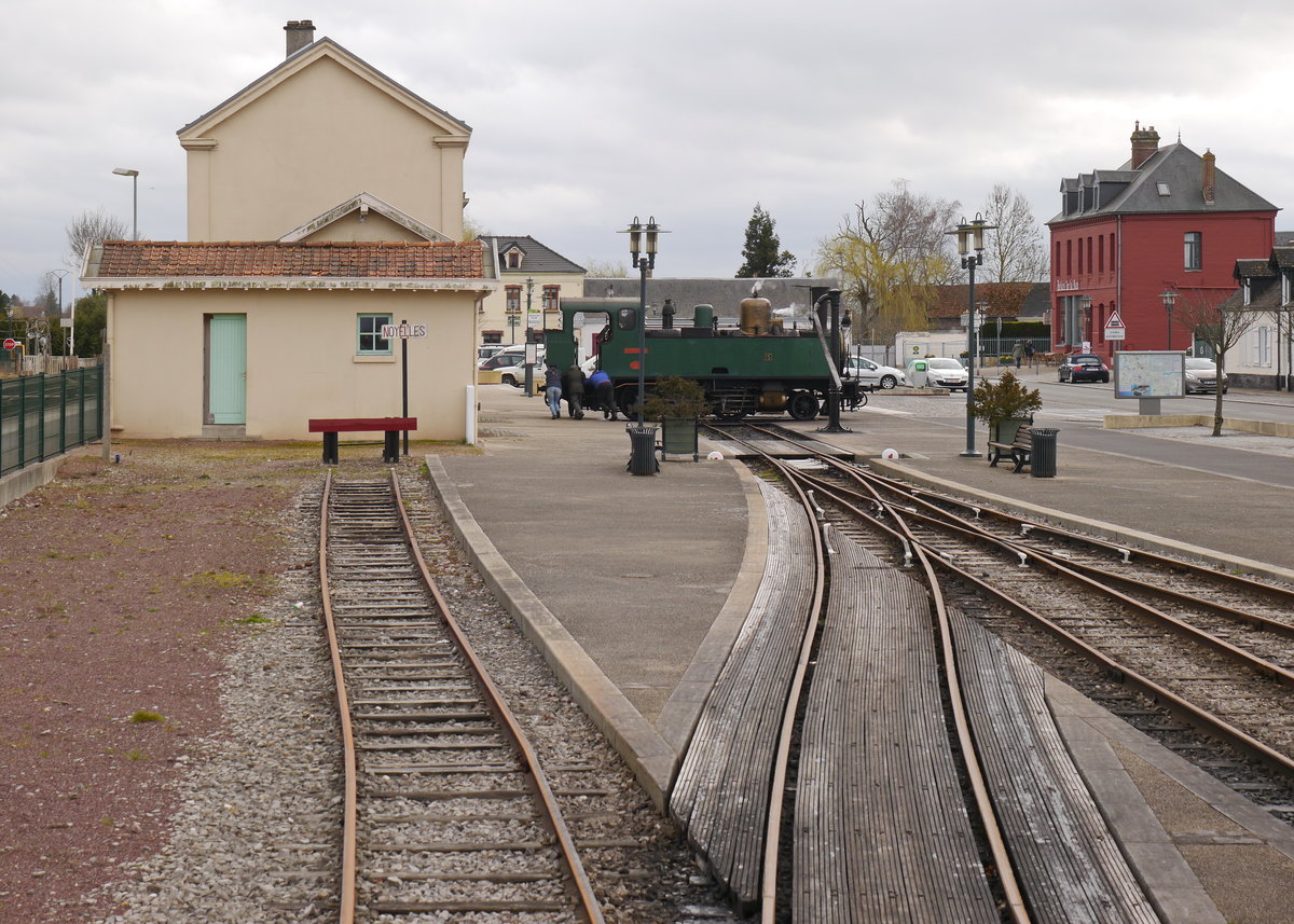 In Noyelles-sur-Mer wird Lok 15 der CFBS (ex Noyon-Guiscard-Lassigny 15) von Hand auf der Drehscheibe gewendet. 
In Noyelles-sur-Mer muss auf der Chemin-de-Fer-de-la-Baie-de-Somme(CFBS)-Strecke von Saint-Valery nach Le-Crotoy Kopf gemacht werden. Teilweise werden die Loks auf der Drehscheibe gedreht.
26.03.2016  Noyelles-sur-Mer 