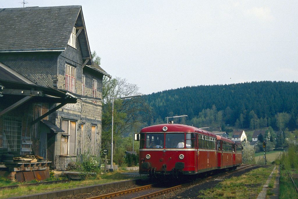In Oberndorf sind 796 785 + 996 780 + 796 690 am 30.04.1994 auf dem Weg nach Erndtebrück als Sonderfahrt eingefahren.