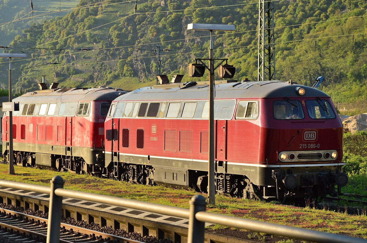 In Oberwesel stehen die beiden Dieselloks 215 086-0 und 218 484-4 als Lokzug und warten auf Weiterfahrt. 8.5.2016