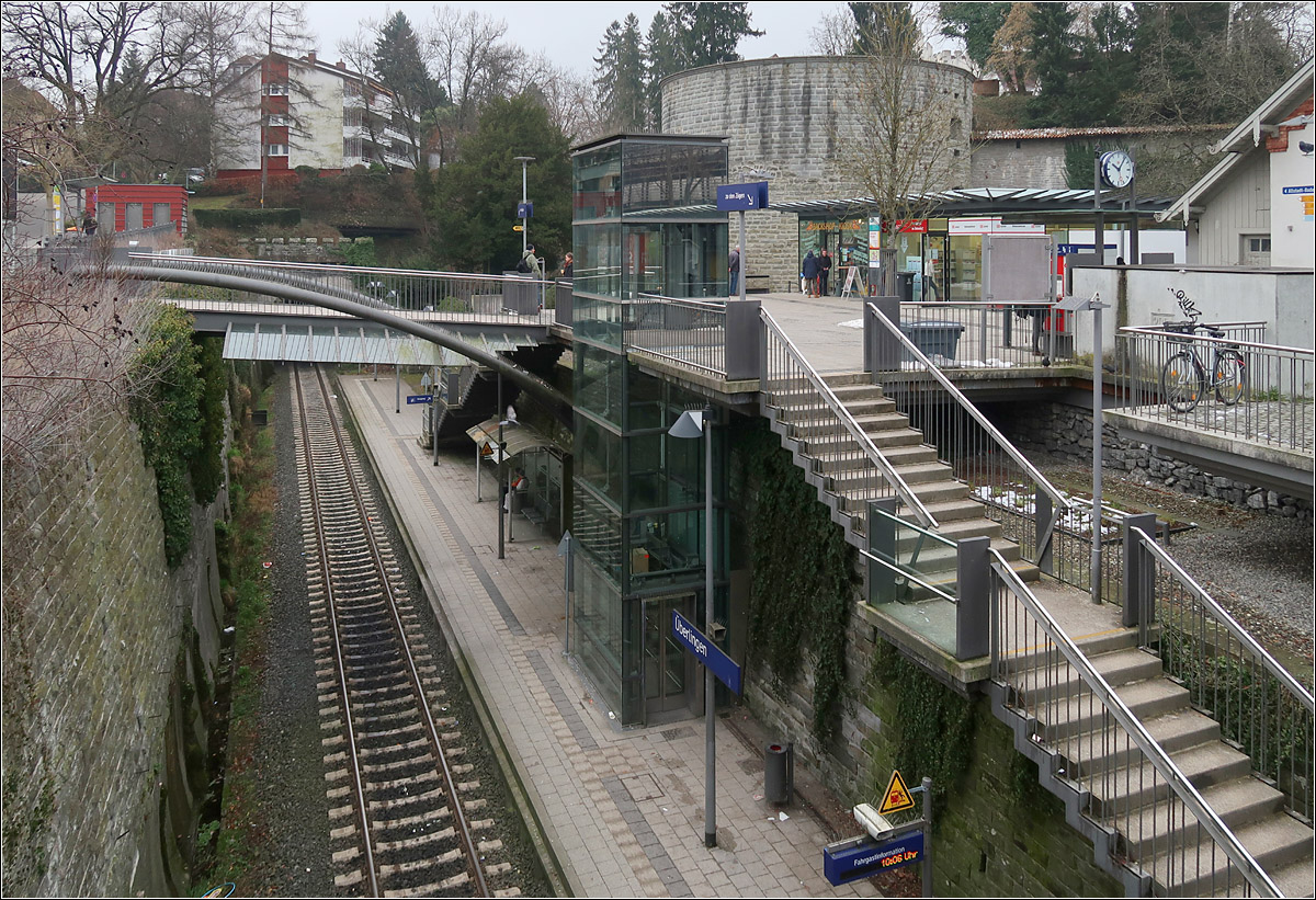 In offener Tieflage - 

... liegt der nachträglich in Zentrumsnähe eingerichtet Bahnhof Überlingen. Er liegt zwischen zwei Tunnels.

10.02.2018 (M)

