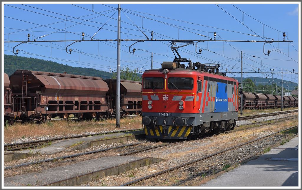 In Ogulin erhlt unser ICN520 Ersatzzug eine elektrische Lok. 1141 311 bernimmt den Zug bis Zagreb. (03.07.2013)