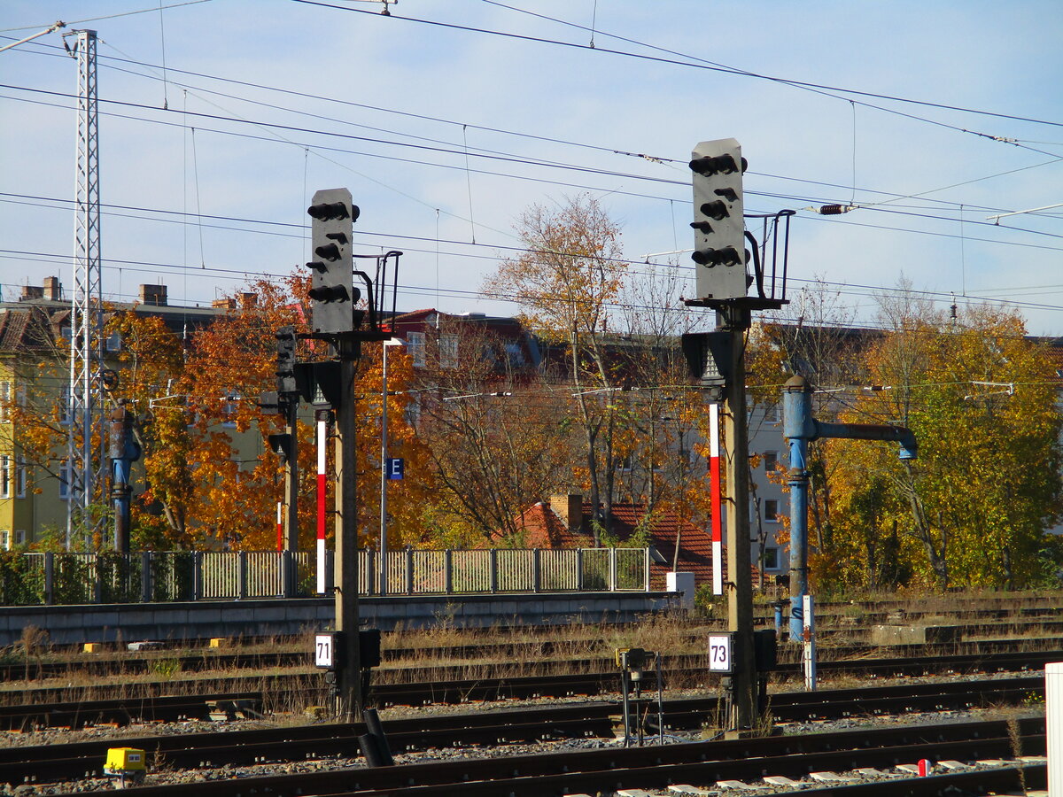 In Oranienburg sind die Ausfahrsignale 71 und 73 gültig für die Gütergleis.Aufgenommen am 26.Juni 2021.