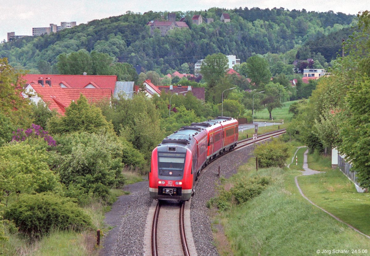 In der Ortsmitte von Salz führt eine Brücke über das Gleis. Von dort entstand am 24.5.06 das Bild vom 612 058, der 2 Minuten zuvor in Bad Neustadt abgefahren war.