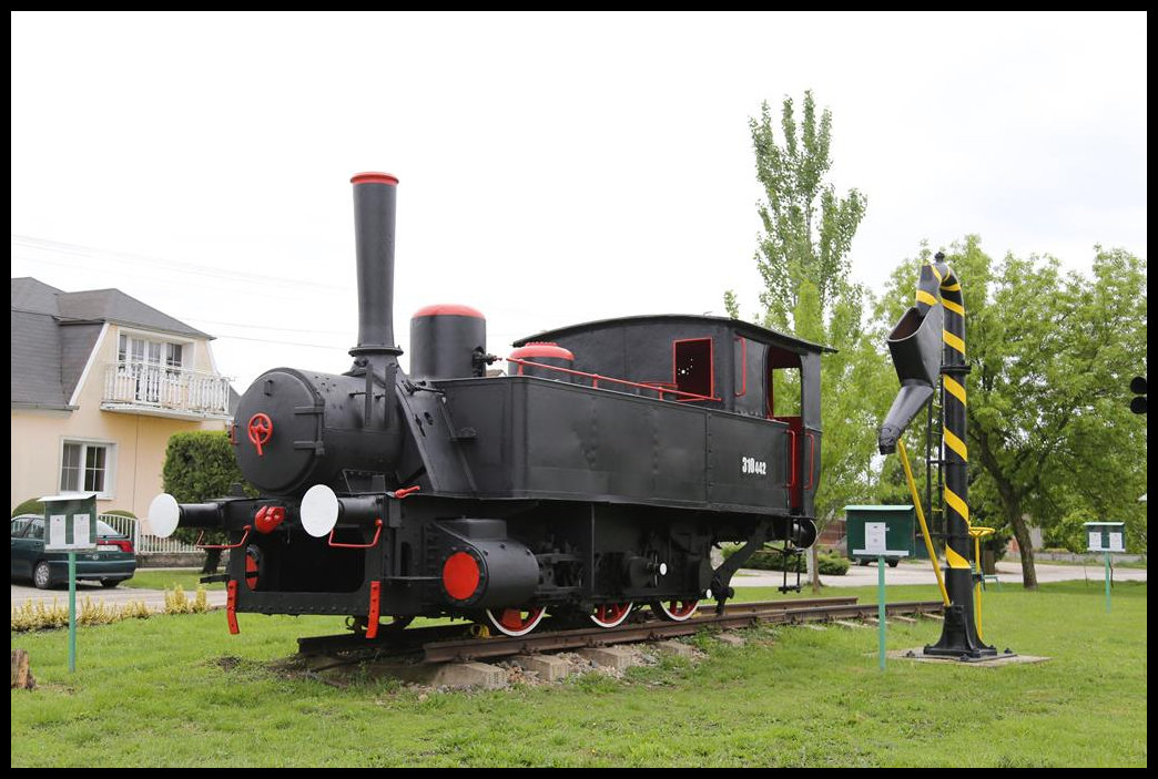 In der Ortsmitte von Tvardosovce steht unmittelbar an der Hauptstraße die Dampflok 310 442 als Denkmal.