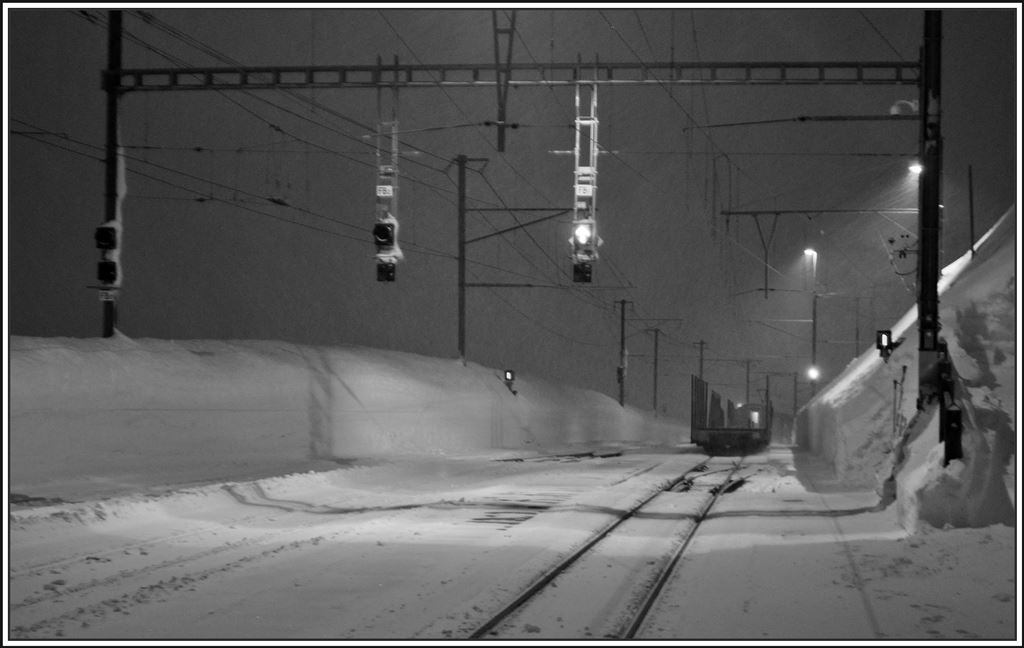 In Ospizio Bernina 2253m tobt der Schneesturm und der R1641 mit seinen leren Holzwagen entschwindet in die Nacht. (21.02.2014)