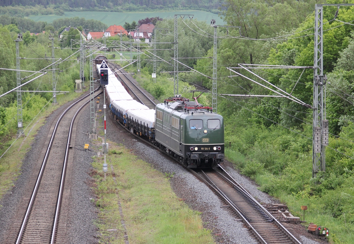 In der Osteinfahrt nach Eichenberg konnte am 02.06.2013 die SRI 151 124-5 mit Zementscken aus Deuna nach Sden gesichtet werden.