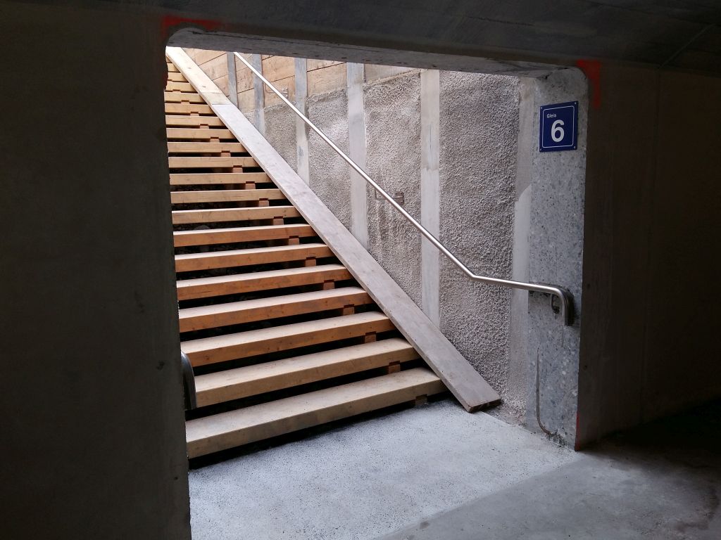 In Othmarsingen wurde für den Umbau ein Hilfsperron (Bahnsteig) gebaut. Hier der prov. Aufgang 4.8.2015