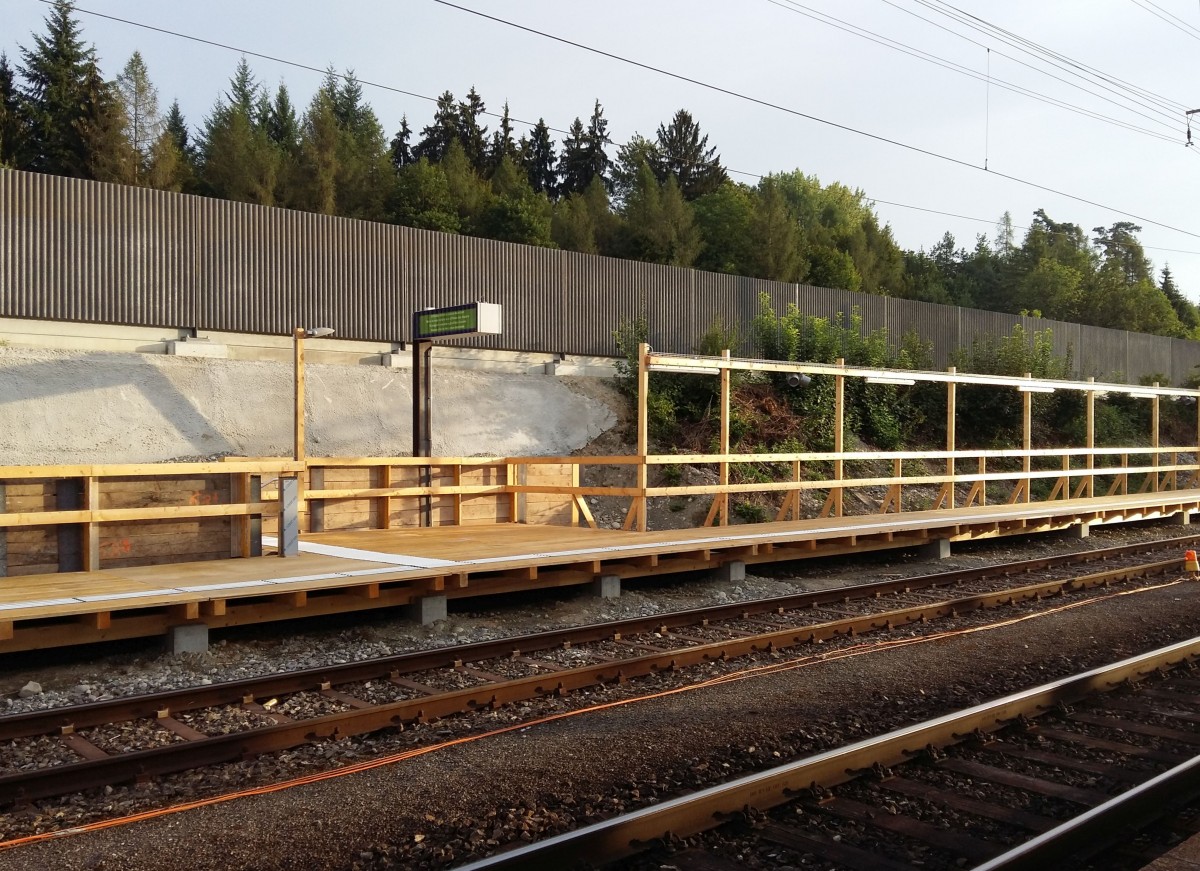 In Othmarsingen wurde für den Umbau ein Hilfsperron (Bahnsteig) an Gleis 6 gebaut. Mit Beleuchtung Zugzielanzeiger etc. 4.8.2015