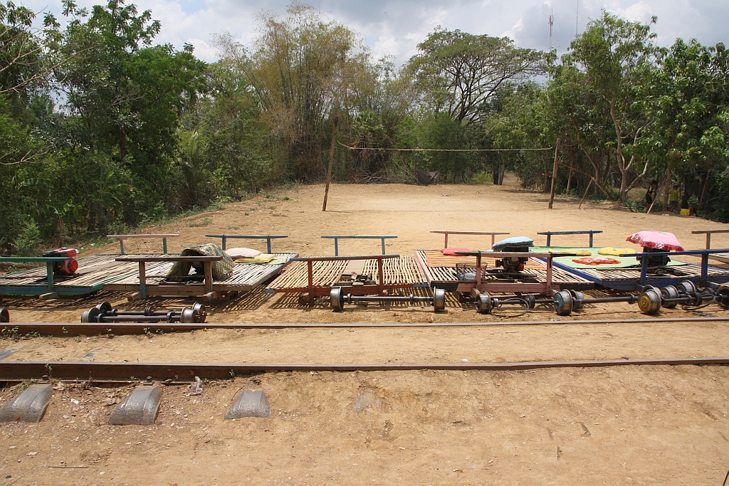 In der Ou Dambang Station warten am 23.März 2017 die Bamboo Trains auf ihren nächsten Einsatz.