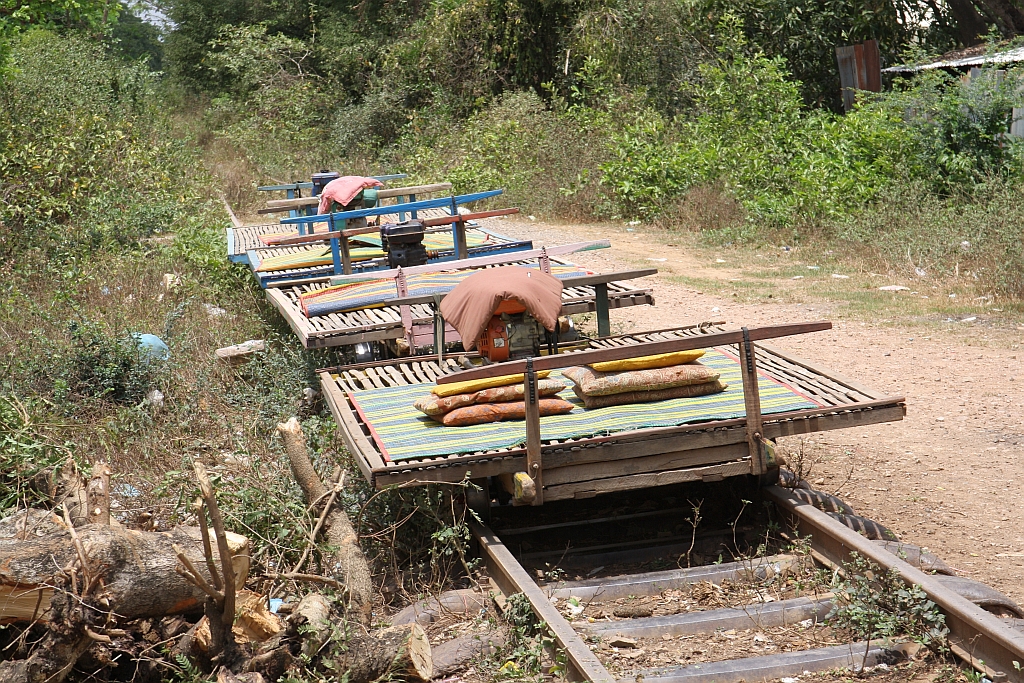 In der Ou Dambang Station warten am 23.März 2017 die Bamboo Trains auf ihren nächsten Einsatz.
