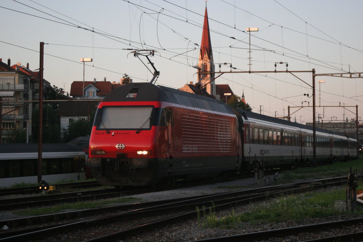 In Parkstellung steht die mir unbekannt gebliebene Re 460 mit ihrem Zug (IR37 Basel SBB - St. Gallen) auf dem Güterbahnhof in der Abstellgruppe und geniesst die letzten Sonnenstrahlen.
Mein Standort ist ein öffentlich zugänglicher Parkplatz neben den Geleisen.

St. Gallen GB, 14.08.2019