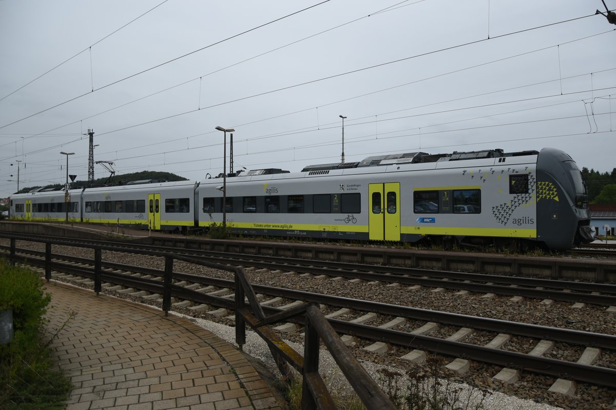 In Parsberg auf dem Stumpfgleis abgestellt stand der AGILIS 440 515 abgestellt.
Samstag 1.9.2018