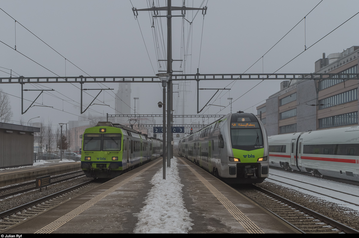 In perfekter Parallelfahrt erreichen RBDe 565 731 als S2 nach Laupen und MUTZ RABe 515 009 als S1 nach Fribourg (4 Minuten verspätet) am 21. Januar 2017 Gümligen. Rechts steht ICE 4 9004 in Wochenendruhe abgestellt.