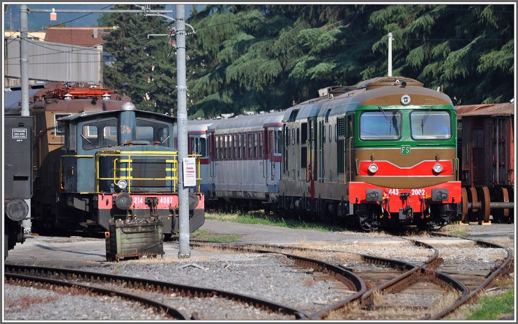 In Pistoia, dem Ausgangspunkt der alten Appenninstrecke nach Bologna, befindet sich offenbar ein Depot mit vielen historischen Bahnhfen. Leider blieben mir whrend des Umsteigens nur ein paar Minuten, um einen Blick darauf zu werfen. Neben der Rangierlok 214 4087 standen zwei prchtige Dieselloks, unter anderem D443 2002. (19.06.2013)