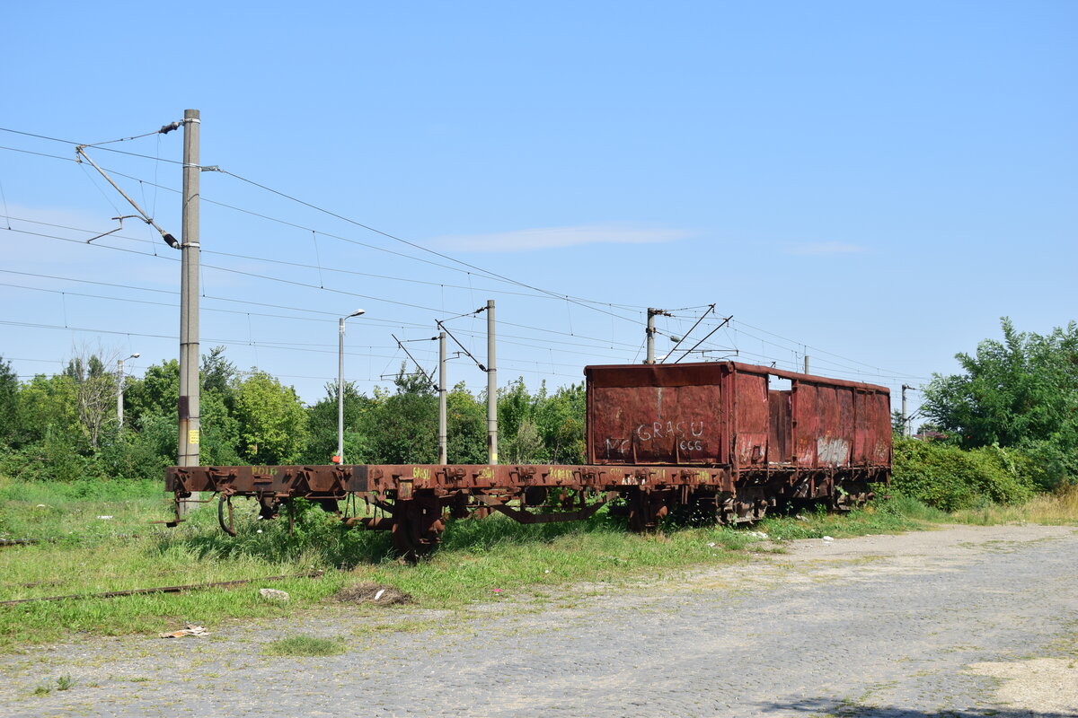 In Ploiesti Nord stehen am Ende der Ladestra�e diese beiden G�terwagen seit vielen Jahren abgestellt. Viele Teile fehlen auch bereits so dass die Wagen fr�her oder sp�ter mal vor Ort verschrottet werden.

Ploiesti 27.07.2026