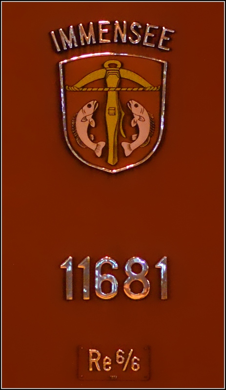 In den polierten Chromlettern der Re 6/6 11681 spiegelt sich das Licht des Singener Bahnhofsvorplatzes. Oktober 2014. 