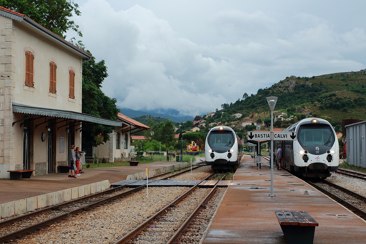 In Ponte Leccia trifft die Zweiglinie nach Calvi auf die Hauptstrecke Bastia - Ajaccio. Am 15.06.2014 wartet der von Bastia nach Calvi fahrende AMG 808 auf Anschlussreisende im gerade eintreffenden AMG 822, der von Ajaccio nach Bastia verkehrt.