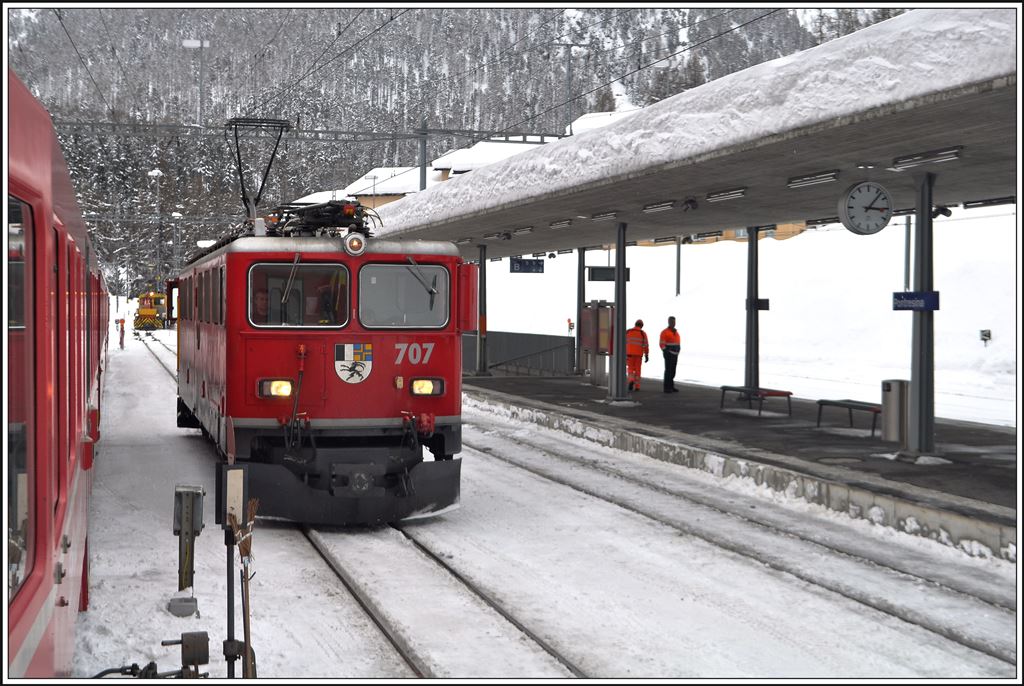 In Pontresina wartet Ge 6/6 II 707  Scuol  auf die Abfahrt.(05.02.2014)