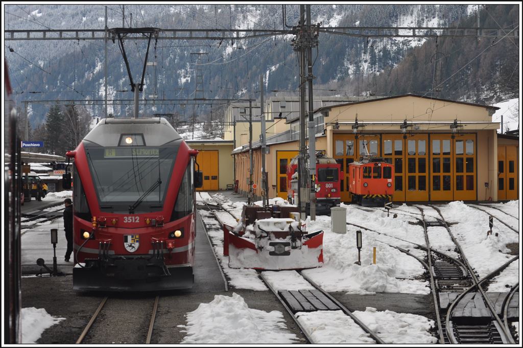 In Poschiavo wartet bereits R1644 mit ABe 8/12 3512 auf die Abfahrt über die Bernina nach St.Moritz. (05.02.2014)