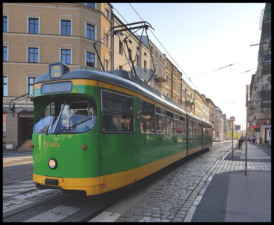 In Poznan waren am 30.5.2019 noch zahlreich alte Düwag Straßenbahnen im Einsatz zu beobachten. Hier fährt Tram 705 gerade durch die Ulica Swiety Marcin in Richtung Rynek.